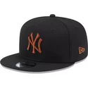new-era-flat-brim-brown-logo-9fifty-league-essential-new-york-yankees-mlb-black-snapback-cap