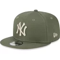 new-era-flat-brim-9fifty-league-essential-new-york-yankees-mlb-green-snapback-cap-with-beige-logo