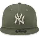 new-era-flat-brim-9fifty-league-essential-new-york-yankees-mlb-green-snapback-cap-with-beige-logo