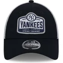 new-era-9forty-stretch-snap-tab-new-york-yankees-mlb-navy-blue-and-white-trucker-hat