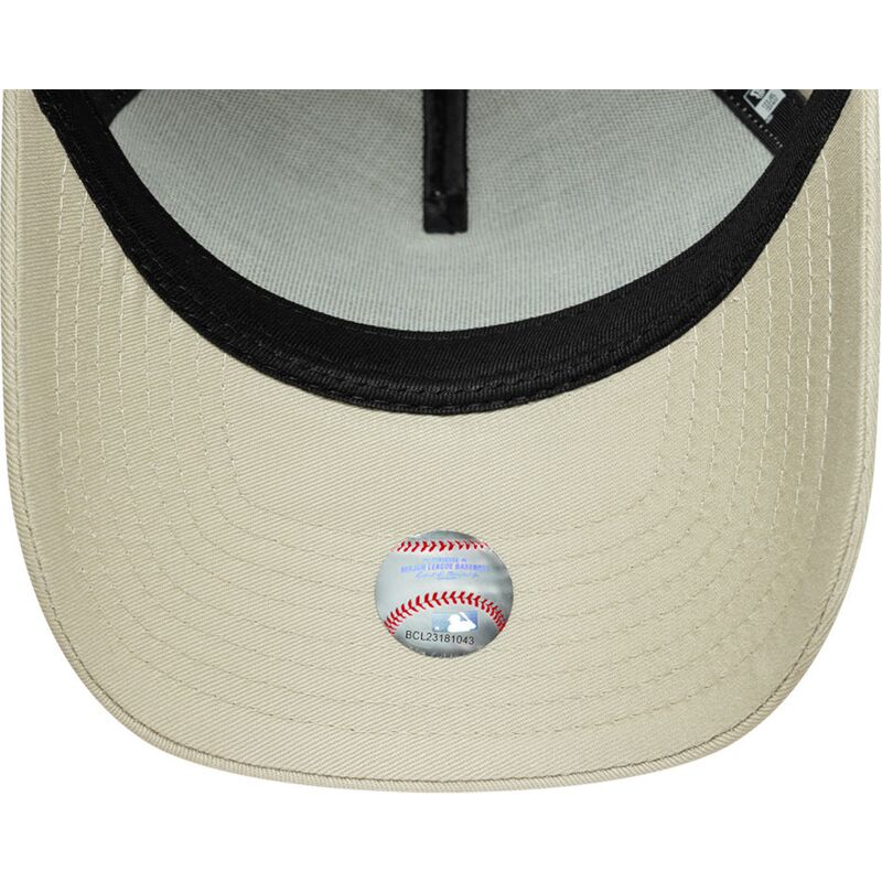 new-era-curved-brim-golden-logo-e-frame-metallic-outline-new-york-yankees-mlb-beige-snapback-cap