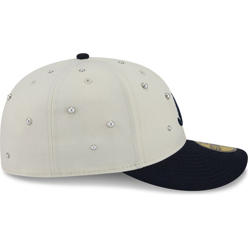 new-era-curved-brim-59fifty-beads-na-lifestyle-f1-atlanta-braves-mlb-beige-and-navy-blue-fitted-cap