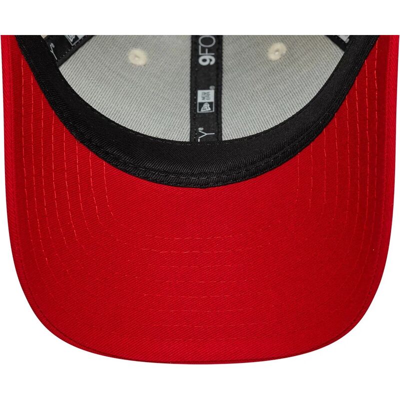 new-era-curved-brim-youth-9forty-contrast-manchester-united-football-club-premier-league-beige-and-red-adjustable-cap